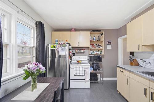 900 Bond Street, Winnipeg, MB - Indoor Photo Showing Kitchen