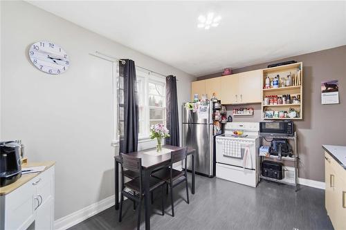 900 Bond Street, Winnipeg, MB - Indoor Photo Showing Kitchen