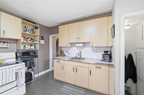 900 Bond Street, Winnipeg, MB - Indoor Photo Showing Kitchen