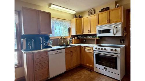 6532 Wasa Lake Park Drive, Wasa, BC - Indoor Photo Showing Kitchen