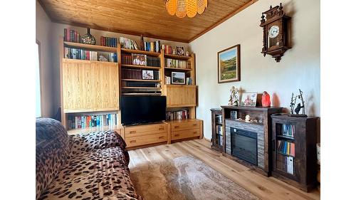 6532 Wasa Lake Park Drive, Wasa, BC - Indoor