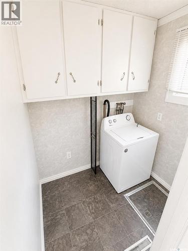 1410 4Th Avenue N, Regina, SK - Indoor Photo Showing Laundry Room