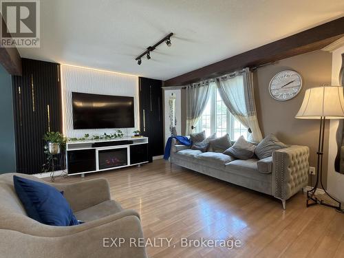 608 Highview Drive, St. Thomas, ON - Indoor Photo Showing Living Room
