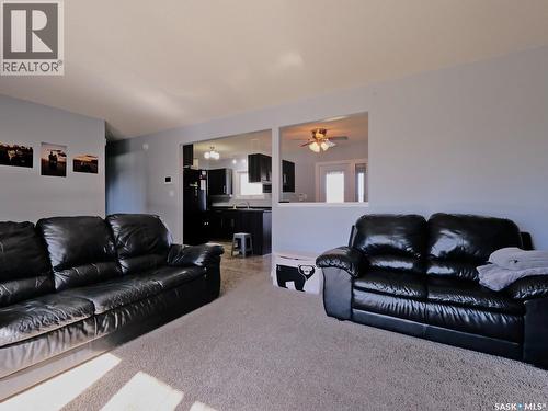1002 King Street, Rosetown, SK - Indoor Photo Showing Living Room