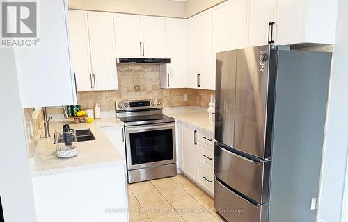 13 Evaridge Drive, Markham, ON - Indoor Photo Showing Kitchen