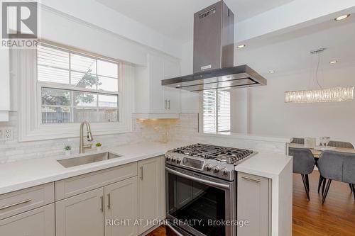 1073 Mesa Crescent, Mississauga, ON - Indoor Photo Showing Kitchen With Upgraded Kitchen