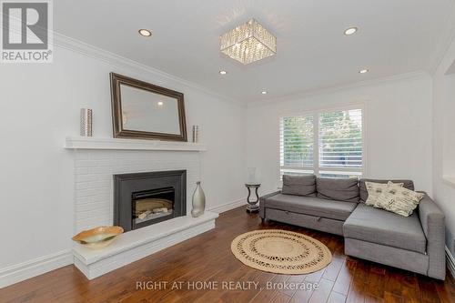 1073 Mesa Crescent, Mississauga, ON - Indoor Photo Showing Living Room With Fireplace