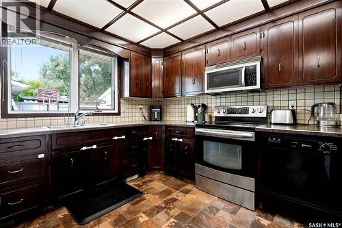 144 Orchard Crescent, Regina, SK - Indoor Photo Showing Kitchen
