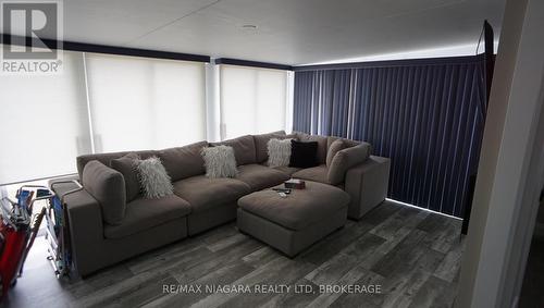 14 Sunset, Port Colborne (Sherkston), ON - Indoor Photo Showing Living Room