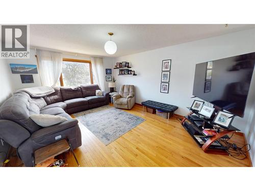 910 5Th Ave Avenue, Invermere, BC - Indoor Photo Showing Living Room