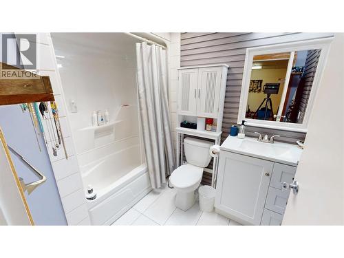 910 5Th Ave Avenue, Invermere, BC - Indoor Photo Showing Bathroom