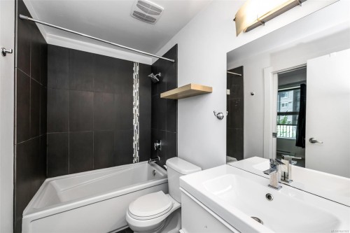 #302-2871 Jacklin Rd, Langford, BC - Indoor Photo Showing Bathroom