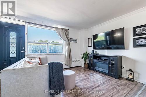 49 Queen Street, Mississauga, ON - Indoor Photo Showing Living Room