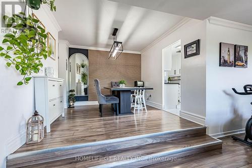 49 Queen Street, Mississauga, ON - Indoor Photo Showing Living Room