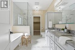Primary ensuite w oversized walk-in closet - 