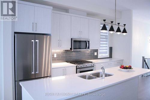 175 Lebovic Campus Drive, Vaughan, ON - Indoor Photo Showing Kitchen With Double Sink With Upgraded Kitchen