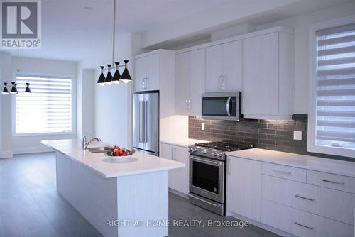 175 Lebovic Campus Drive, Vaughan, ON - Indoor Photo Showing Kitchen With Upgraded Kitchen