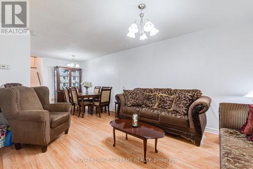 7236 Meyer Drive, Mississauga, ON - Indoor Photo Showing Living Room