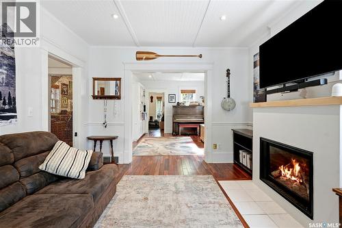 518 10Th Street E, Saskatoon, SK - Indoor Photo Showing Living Room With Fireplace