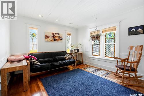 518 10Th Street E, Saskatoon, SK - Indoor Photo Showing Living Room