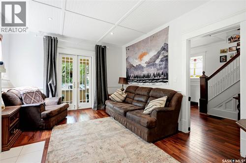 518 10Th Street E, Saskatoon, SK - Indoor Photo Showing Living Room