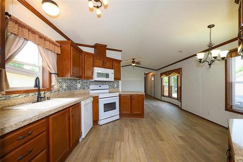 53 Springwood Drive, Winnipeg, MB - Indoor Photo Showing Kitchen