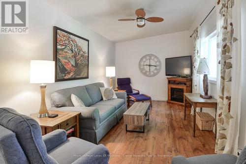 8 - 7 Silver Point Road, Seguin, ON - Indoor Photo Showing Living Room