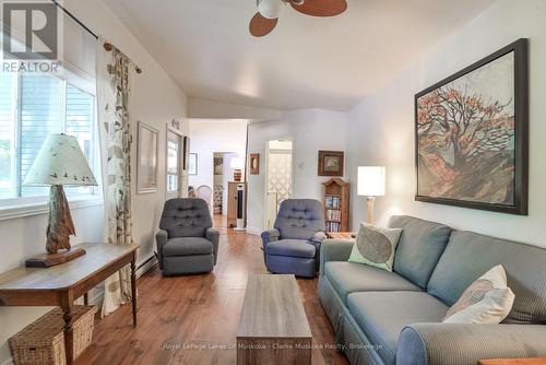 8 - 7 Silver Point Road, Seguin, ON - Indoor Photo Showing Living Room