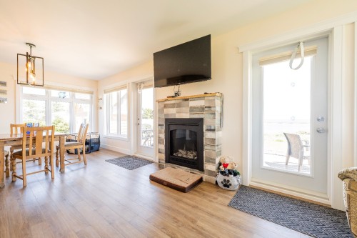 Salon - 345 Ch. De Gros-Cap, Les Îles-De-La-Madeleine, QC - Indoor Photo Showing Living Room With Fireplace