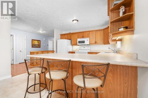 extra seating at peninsula - 246 16Th Avenue Crescent, Hanover, ON - Indoor Photo Showing Kitchen