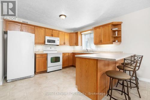 appliance packge included - 246 16Th Avenue Crescent, Hanover, ON - Indoor Photo Showing Kitchen