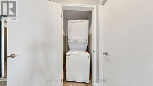 1109 - 2910 Highway 7, Vaughan, ON - Indoor Photo Showing Laundry Room
