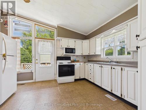106 Cheryl Crescent, Strong, ON - Indoor Photo Showing Kitchen