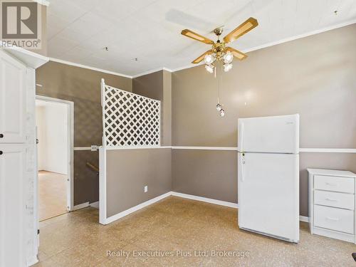 106 Cheryl Crescent, Strong, ON - Indoor Photo Showing Other Room