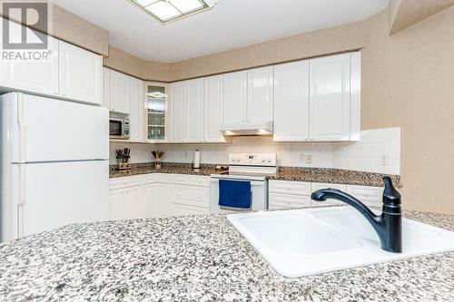 128 Valleywood Boulevard, Caledon, ON - Indoor Photo Showing Kitchen