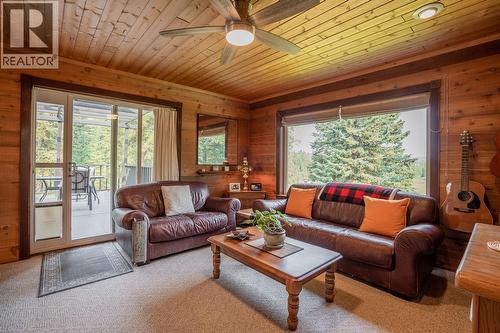 6650 Ryall Road, Lone Butte, BC - Indoor Photo Showing Living Room