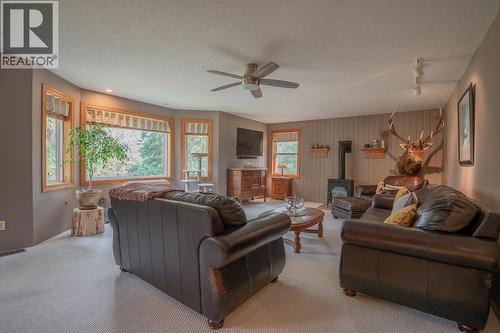 6650 Ryall Road, Lone Butte, BC - Indoor Photo Showing Living Room