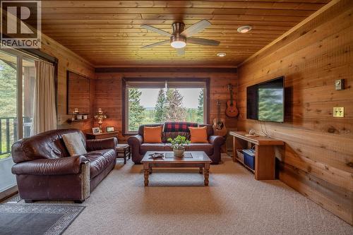 6650 Ryall Road, Lone Butte, BC - Indoor Photo Showing Living Room
