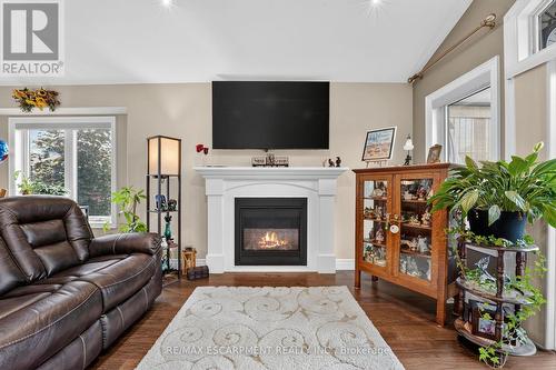 25 Richard Crescent, West Lincoln, ON - Indoor Photo Showing Living Room With Fireplace