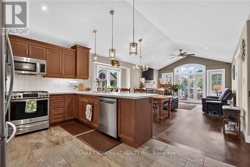 25 Richard Crescent, West Lincoln, ON - Indoor Photo Showing Kitchen