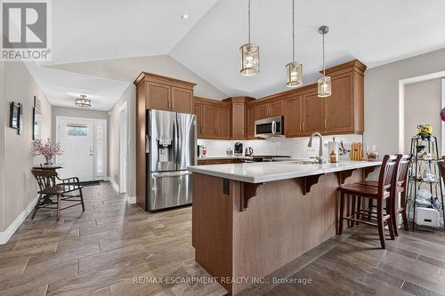 25 Richard Crescent, West Lincoln, ON - Indoor Photo Showing Kitchen With Upgraded Kitchen
