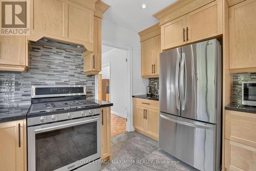 33 Whitburn Crescent, Vaughan, ON - Indoor Photo Showing Kitchen