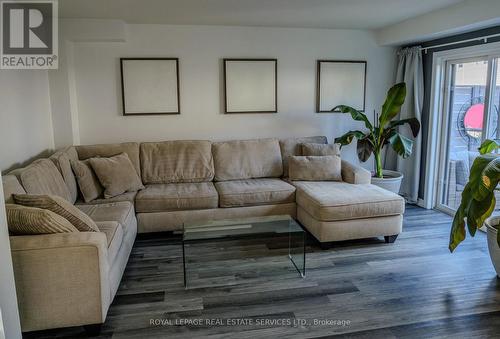 4686 Tassie Road, Burlington, ON - Indoor Photo Showing Living Room