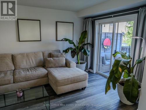 4686 Tassie Road, Burlington, ON - Indoor Photo Showing Living Room