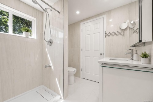 1120 Caledonia Ave, Victoria, BC 