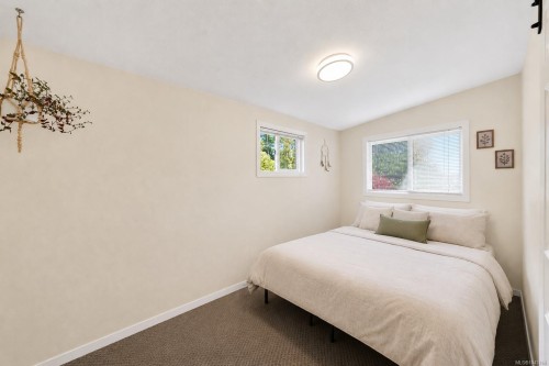 1120 Caledonia Ave, Victoria, BC - Indoor Photo Showing Bedroom