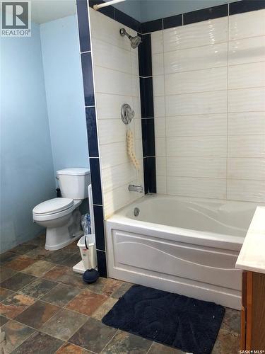 19 1St Avenue N, Hyas, SK - Indoor Photo Showing Bathroom