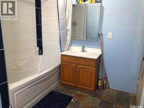 19 1St Avenue N, Hyas, SK - Indoor Photo Showing Bathroom
