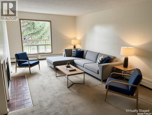 202 15 Alport Crescent, Regina, SK - Indoor Photo Showing Living Room