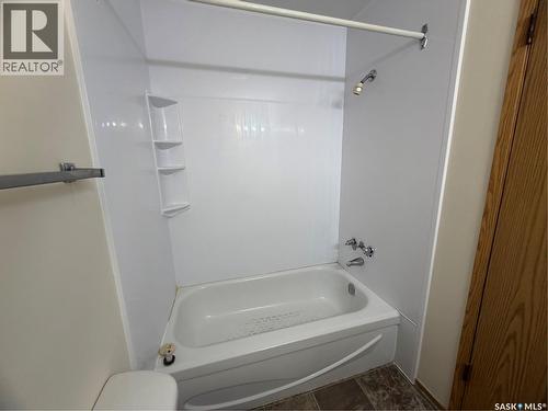 202 15 Alport Crescent, Regina, SK - Indoor Photo Showing Bathroom